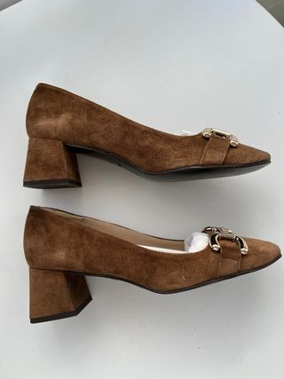 Zapatos salón Latouche marrones con hebilla dorada