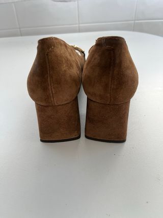 Zapatos salón Latouche marrones con hebilla dorada