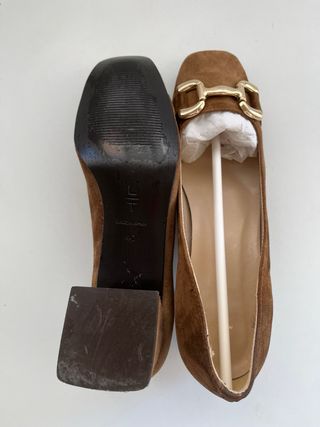 Zapatos salón Latouche marrones con hebilla dorada