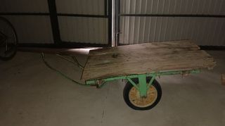 Carro de mano antiguo de madera