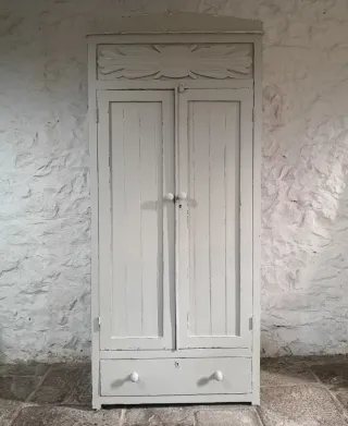 Armario antiguo de pino rústico