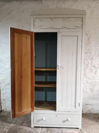 Armario antiguo de pino rústico