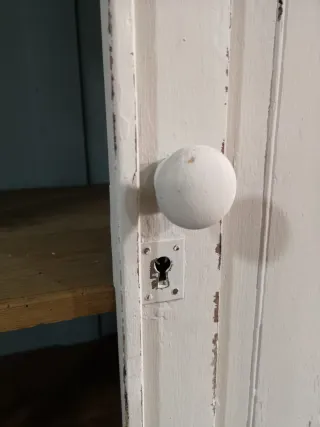 Armario antiguo de pino rústico