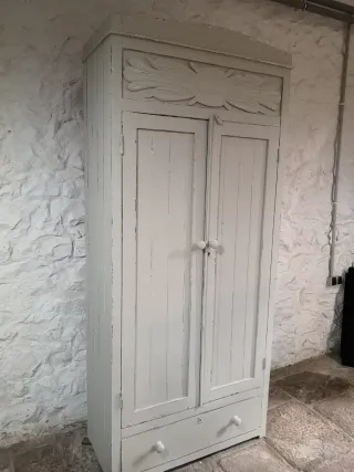 Armario antiguo de pino rústico