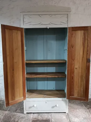 Armario antiguo de pino rústico