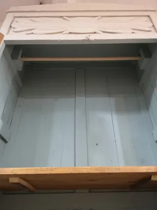 Armario antiguo de pino rústico