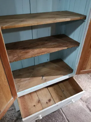 Armario antiguo de pino rústico