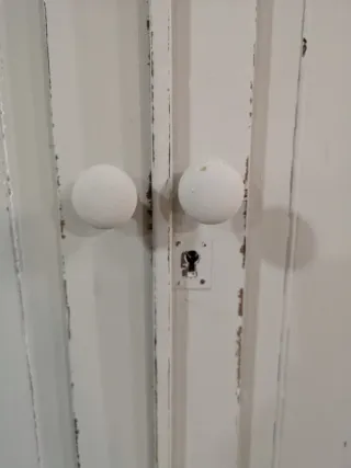 Armario antiguo de pino rústico