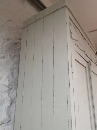 Armario antiguo de pino rústico