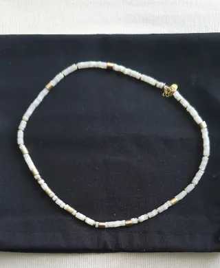 Gargantilla piedras blancas y detalles dorados