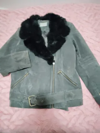 Chaqueta de cuero gris con pelo