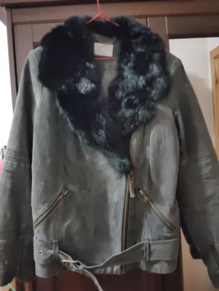Chaqueta de cuero gris con pelo