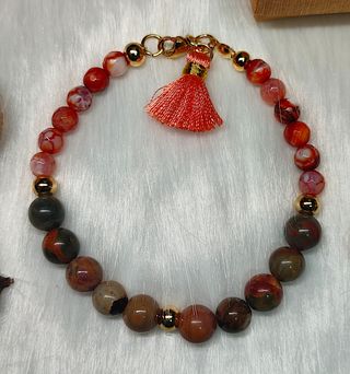 Pulsera ágata tierra con cuentas doradas y borla