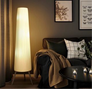 Lámpara de pie IKEA papel y madera
