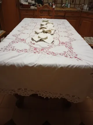 Mantelería bordada a mano con encaje de bruja