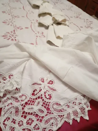 Mantelería bordada a mano con encaje de bruja