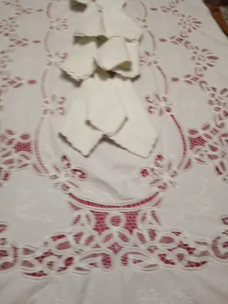 Mantelería bordada a mano con encaje de bruja