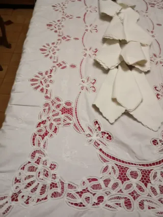 Mantelería bordada a mano con encaje de bruja
