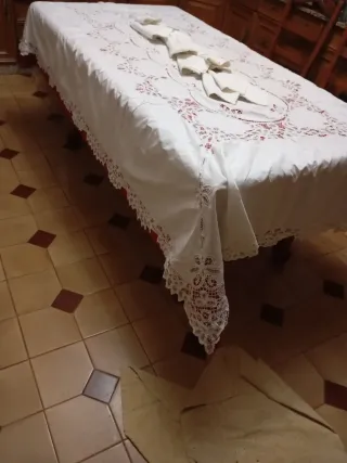 Mantelería bordada a mano con encaje de bruja