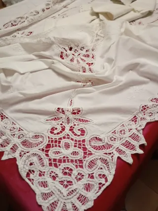 Mantelería bordada a mano con encaje de bruja