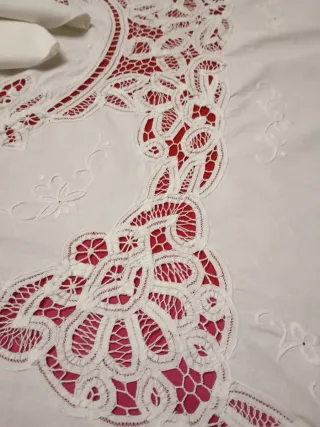 Mantelería bordada a mano con encaje de bruja