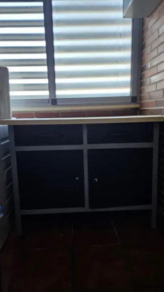 Mesa de trabajo con mueble de almacenaje