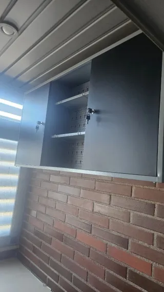 Mesa de trabajo con mueble de almacenaje