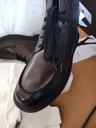 Scarpa/stivaletti neri e marroni