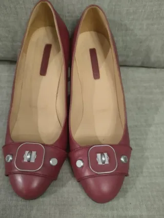 Zapatos burdeos de tacón con detalle