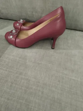 Zapatos burdeos de tacón con detalle