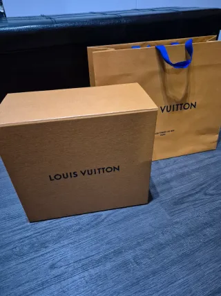 Caja Louis Vuitton + bolsa de regalo