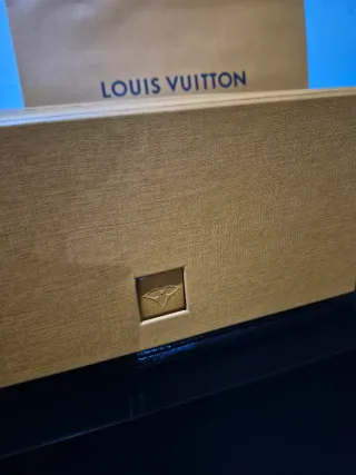 Caja Louis Vuitton + bolsa de regalo