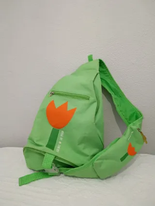 Mochila infantil verde con tulipán