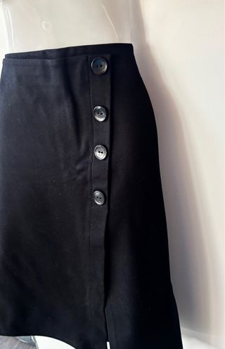 Falda negra con botones