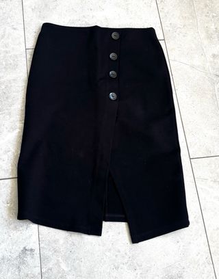 Falda negra con botones