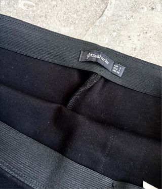 Falda negra con botones