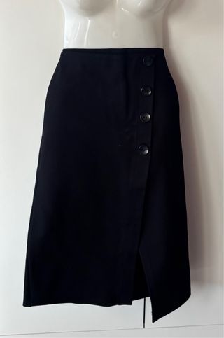 Falda negra con botones