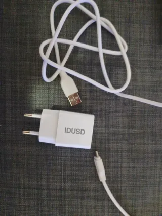 Cargador IDUSD D73B Travel Charger 12W en su caja