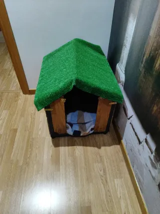 Caseta para perro con techo verde