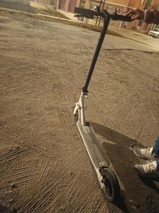 Patinete eléctrico blanco