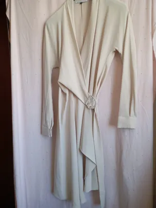 Vestido beige cruzado con cinturón