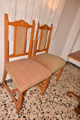 Sillas de comedor de madera con tapizado floral