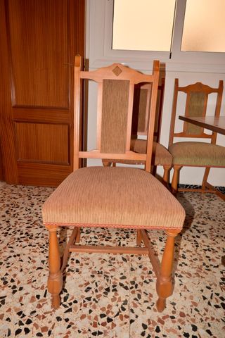 Sillas de comedor de madera con tapizado floral