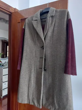 Abrigo Purificación García Marrón y Morado