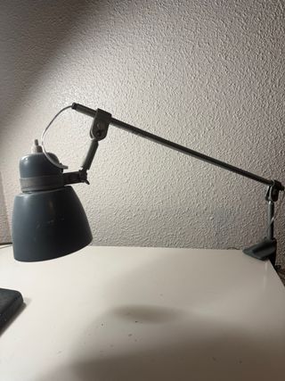 Lámpara de mesa industrial gris