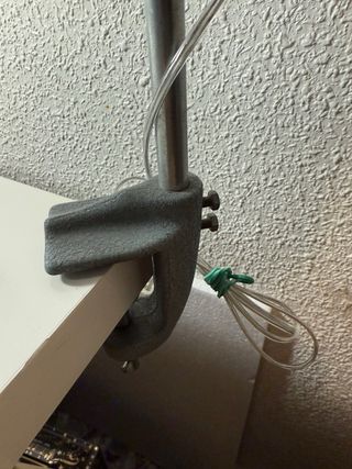 Lámpara de mesa industrial gris