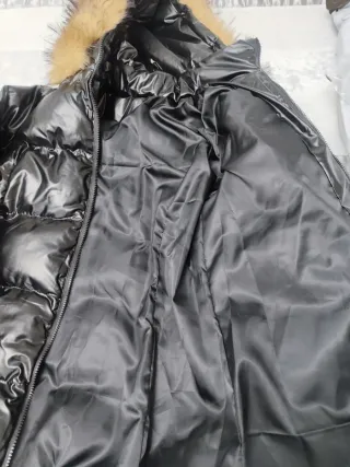 Chaqueta negra con capucha y pelo