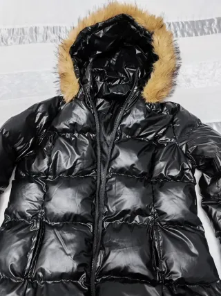 Chaqueta negra con capucha y pelo