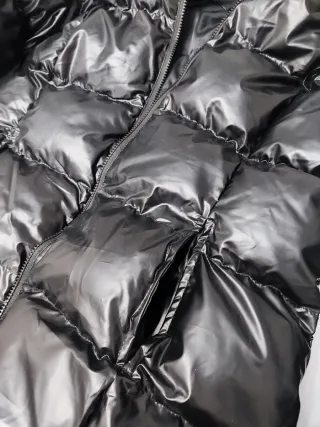 Chaqueta negra con capucha y pelo