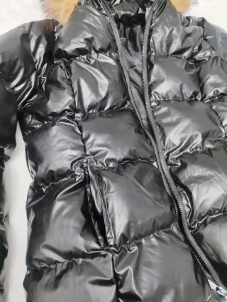 Chaqueta negra con capucha y pelo